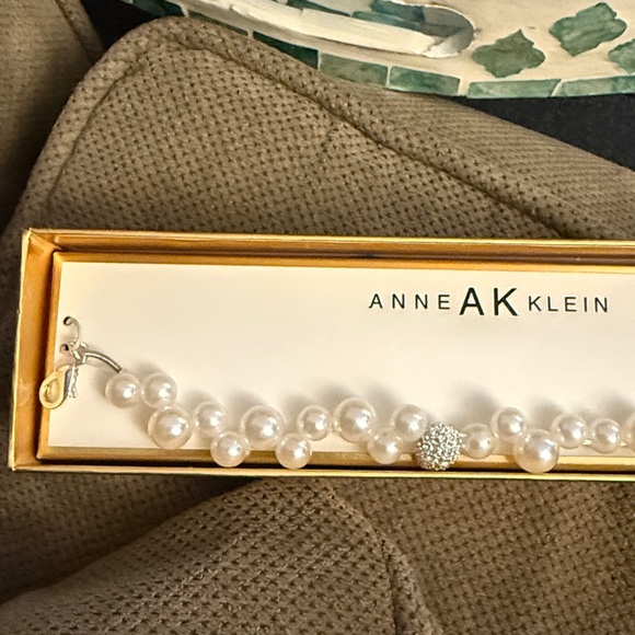 Anne Klein White Pearl Bracelet with Silver Clasp, Brand New in Gift Box, 8" - Picture 3 of 3